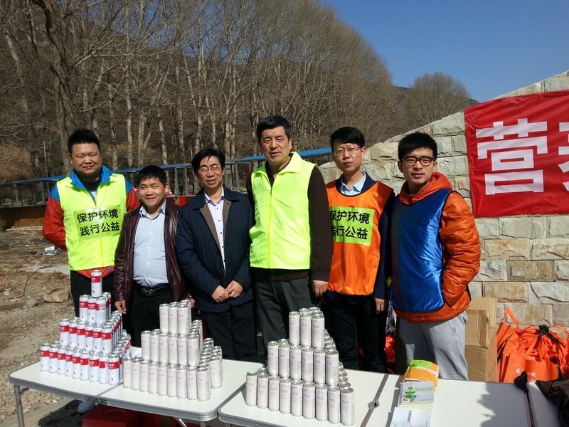 工作人员与公益活动负责人合影 工作人员与公益活动负责人合影
